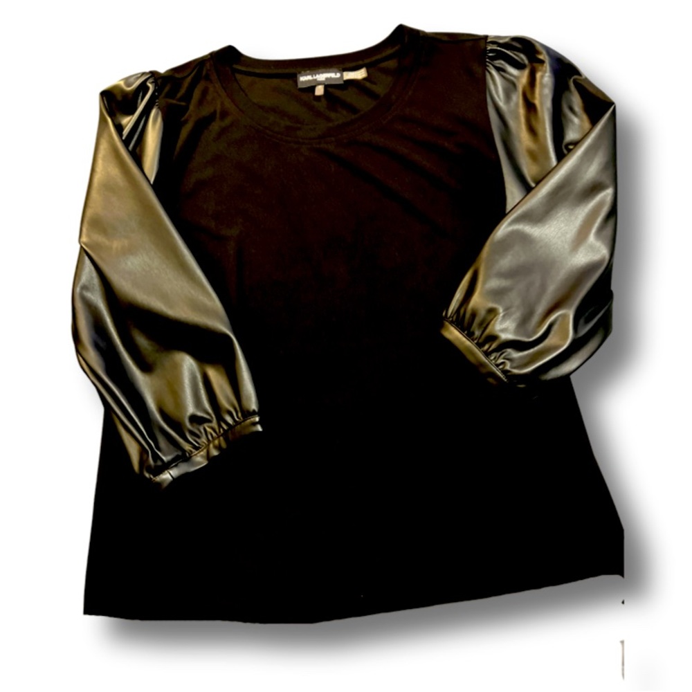 Comfy top with faux leather sleeves. Super Nice Fit!